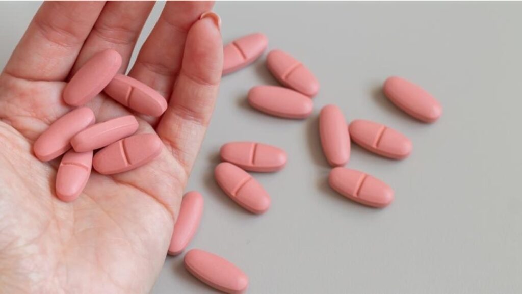 Alpelisibe (Piqray) é um medicamento de alto custo, com registro na ANVISA, utilizado para o tratamento de mulheres na pós-menopausa e homens com câncer de mama avançado ou metastático com mutação PIK3CA, receptor hormonal (RH) positivo e receptor para o fator de crescimento epidérmico humano tipo 2 (HER2) negativo, em combinação com fulvestranto após progressão da doença que tenha ocorrido durante ou após o uso de terapia inicial de base endócrina. Havendo indicação médica, o plano de saúde deve fornecer a medicação.