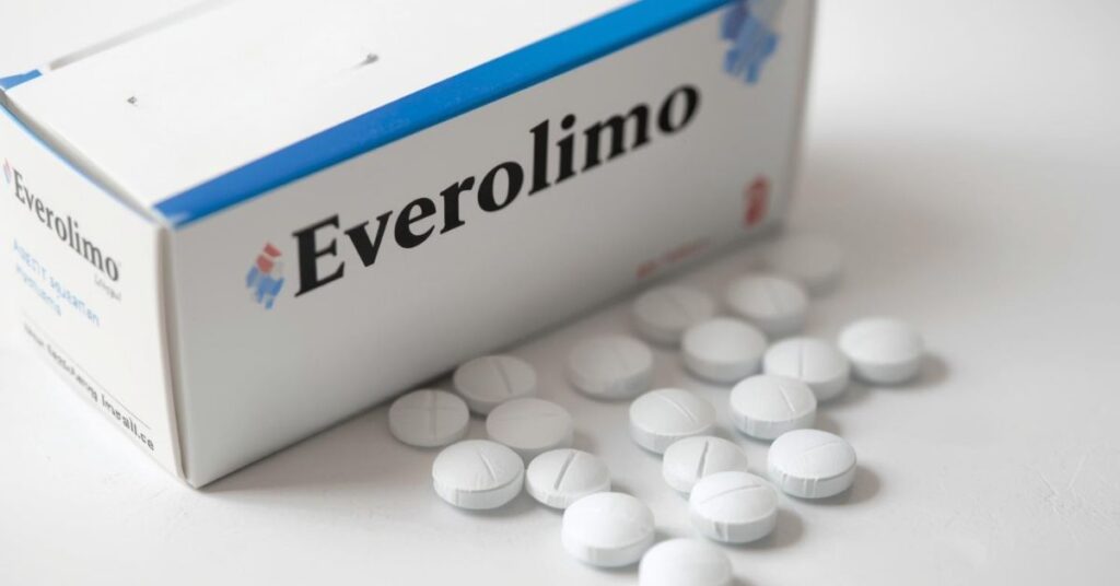 Havendo indicação médica, o plano de saúde pode recusar o Everolimo.