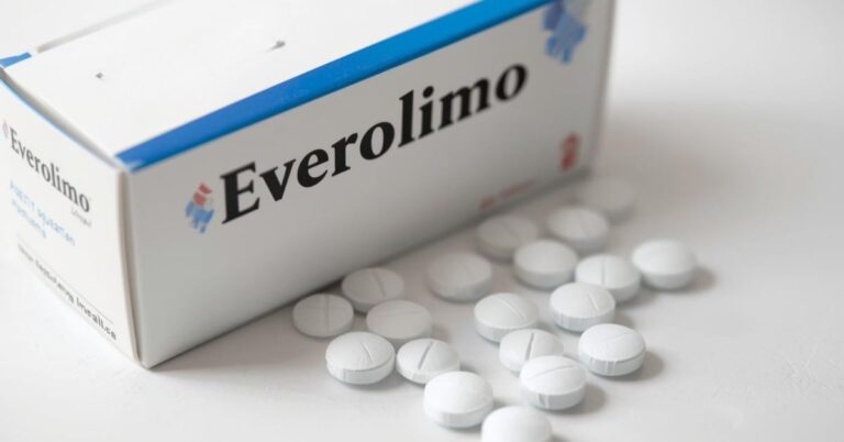 Havendo indicação médica, o plano de saúde pode recusar o Everolimo.